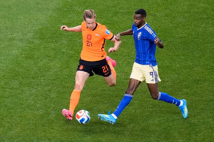 Frenkie de Jong (trái) tranh chấp bóng với Alexander Isak trong trận hòa giữa Hà Lan và Thụy Điển ở lượt hai bảng F World Cup 2026 trên sân Houston ngày 20/6. Ảnh: AP