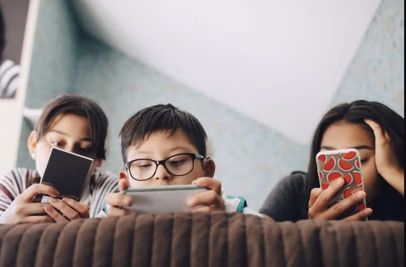 Ngày càng có nhiều bằng chứng cho thấy smartphone có thể gây ảnh hưởng tiêu cực đến sức khỏe tâm thần của trẻ (Ảnh minh họa: Gettyimages).