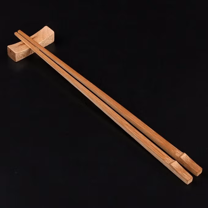 Đũa tre là chất liệu quen thuộc trên mâm cơm của người Việt. Ảnh: Aboluowang