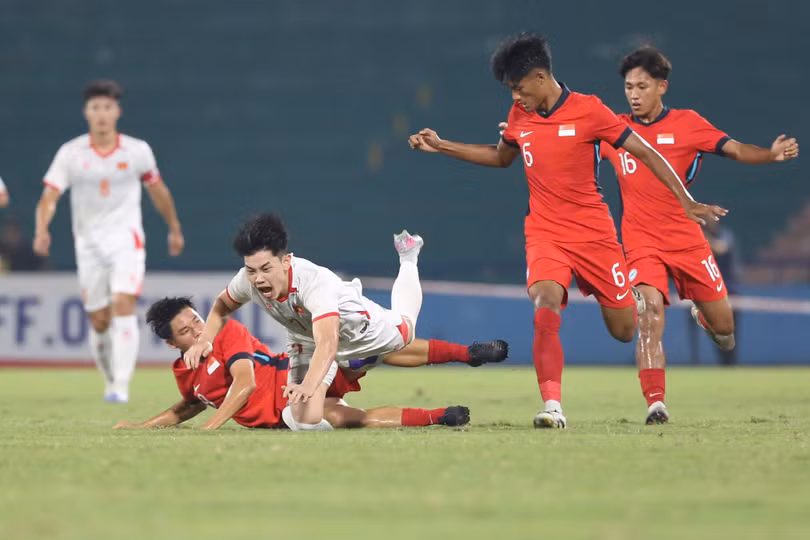 Hàng thủ Singapore chơi tập trung. Ảnh: Tâm Minh.
