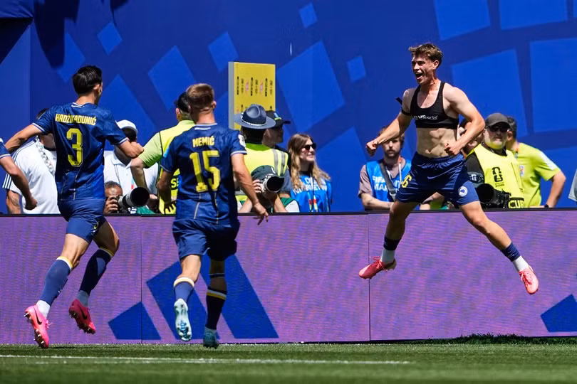 Ermin Mahmic (phải) mừng bàn nâng tỷ số lên 3-1 cùng các đồng đội Bosnia &amp; Herzegovina trong trận thắng Qatar ở lượt cuối bảng B World Cup 2026 trên sân Seattle ngày 24/6. Ảnh: AP