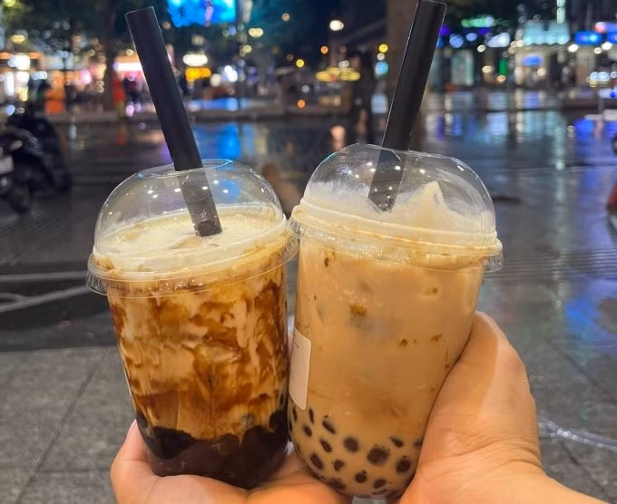 Tiêu thụ nhiều thực phẩm có đường như nước ngọt, trà sữa ảnh hưởng đến chức năng thận. Ảnh: Hà Thanh