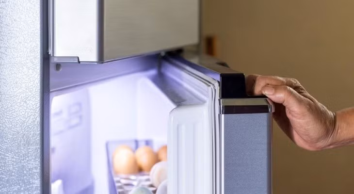 Vệ sinh gioăng cao su định kỳ giúp cửa tủ lạnh đóng kín hơn. Ảnh: Điện Máy Xanh.