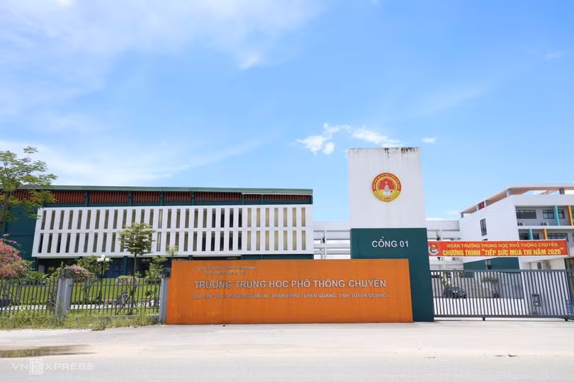 Cổng Trường THPT Chuyên Tuyên Quang. Ảnh: Thanh Hằng
