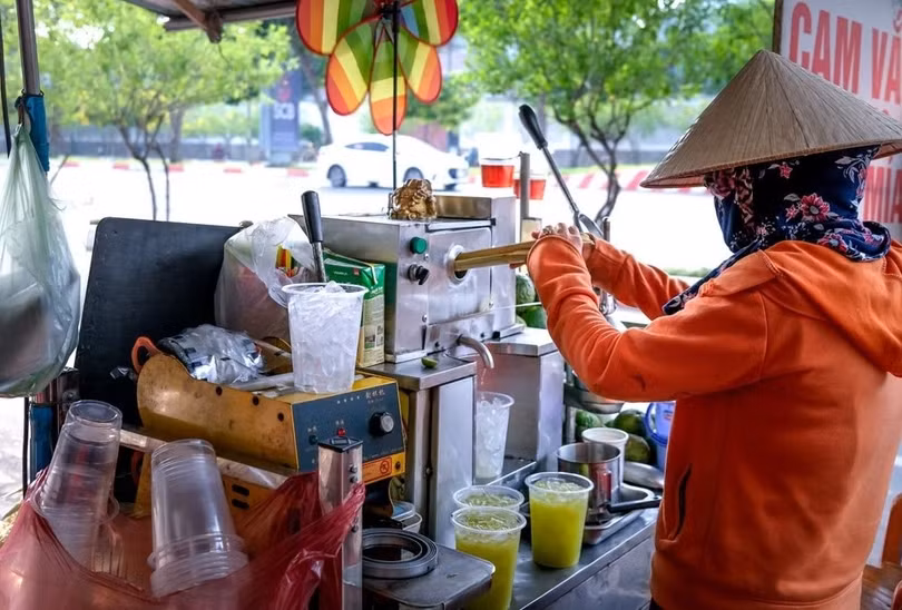 Vấn đề vệ sinh khi chế biến nước mía cũng rất quan trọng để đảm bảo an toàn thực phẩm. Ảnh: Pexels/Quang Nguyen Vinh.