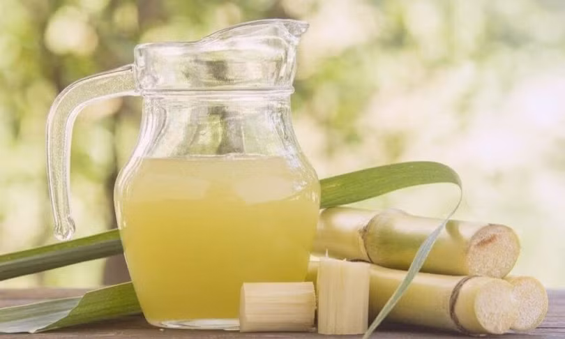 Nước mía là đồ uống phổ biến mùa hè có nhiều lợi ích cho sức khỏe nhưng không phù hợp để uống khi bụng đói. Ảnh: Shutterstock.