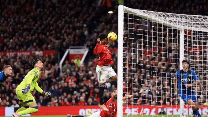 Amad Diallo đánh đầu vào lưới trống mở tỷ số trong trận Man Utd hòa Bournemouth 4-4 ở vòng 16 Ngoại hạng Anh trên sân Old Trafford, Manchester, Anh ngày 15/12/2025. Ảnh: Premier League