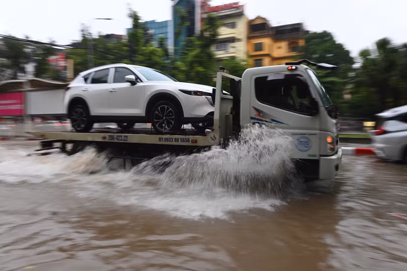 Theo khảo sát nhanh của Tri Thức - Znews, trung bình một cuốc xe cứu hộ vào ngày mưa lũ có giá khoảng 2 triệu đồng, tăng hơn 500.000 so với ngày thường. Dù vậy, các chủ xe đôi khi vẫn phải chờ khá lâu mới có dịch vụ bởi nhu cầu tăng đột biến. Ảnh: Việt Linh.
