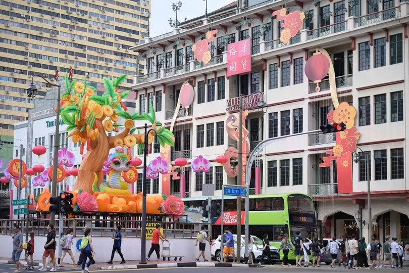 Những chiếc đèn lồng trang trí chào đón năm Ất Tỵ trên các con phố ở Phố Chinatown, Singapore. Ảnh: Straits Times.