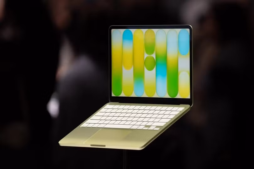 MacBook Neo sử dụng quy trình tạo hình nhôm mới, giảm tỷ lệ sử dụng vật liệu thô. Ảnh: Bloomberg.
