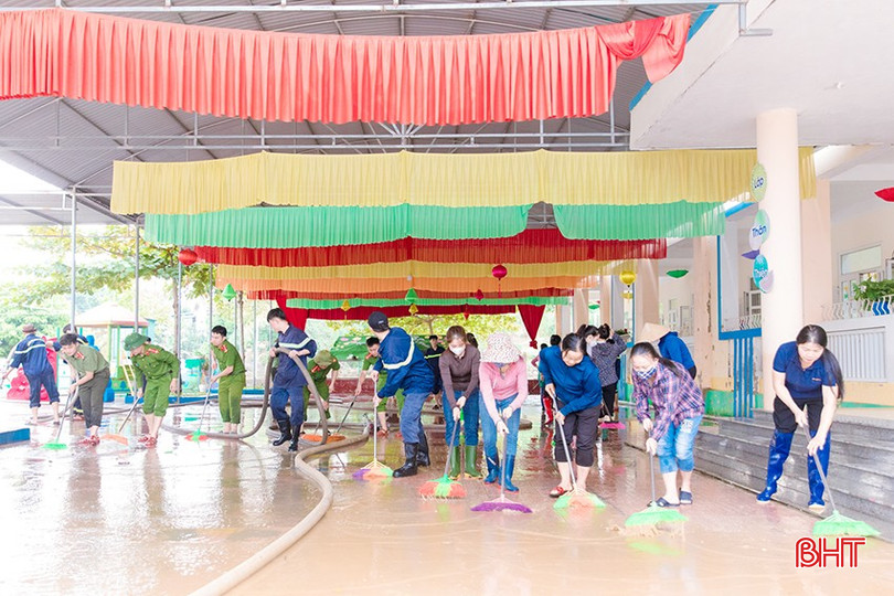 Cán bộ, chiến sĩ Công an huyện Hương Sơn, Công an xã Kim Hoa và các cô giáo dọn dẹp, vệ sinh môi trường khắc phục hậu quả lũ lụt. (2).jpg