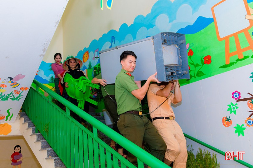 Cán bộ, chiến sĩ Công an huyện Hương Sơn, Công an xã Kim Hoa và các cô giáo dọn dẹp, vệ sinh môi trường khắc phục hậu quả lũ lụt. (5).jpg
