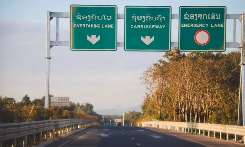 Biển báo trên cao tốc Vientiane-Vang Vieng Expressway tại Lào phân biệt làn vượt (Overtaking Lane), làn lưu thông (Carriageway) và làn khẩn cấp (Emergency Lane). Ảnh: Laox