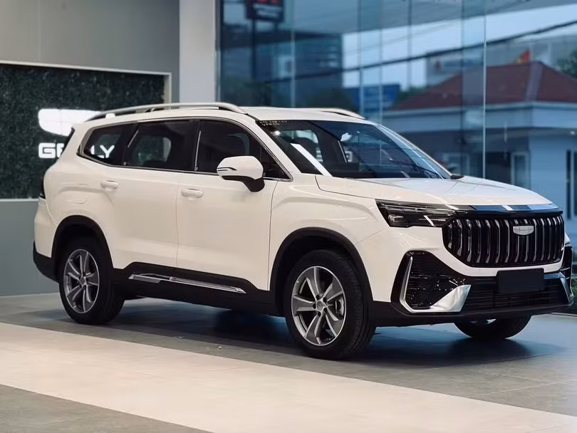Mẫu xe 7 chỗ Geely Okavango tại đại lý.