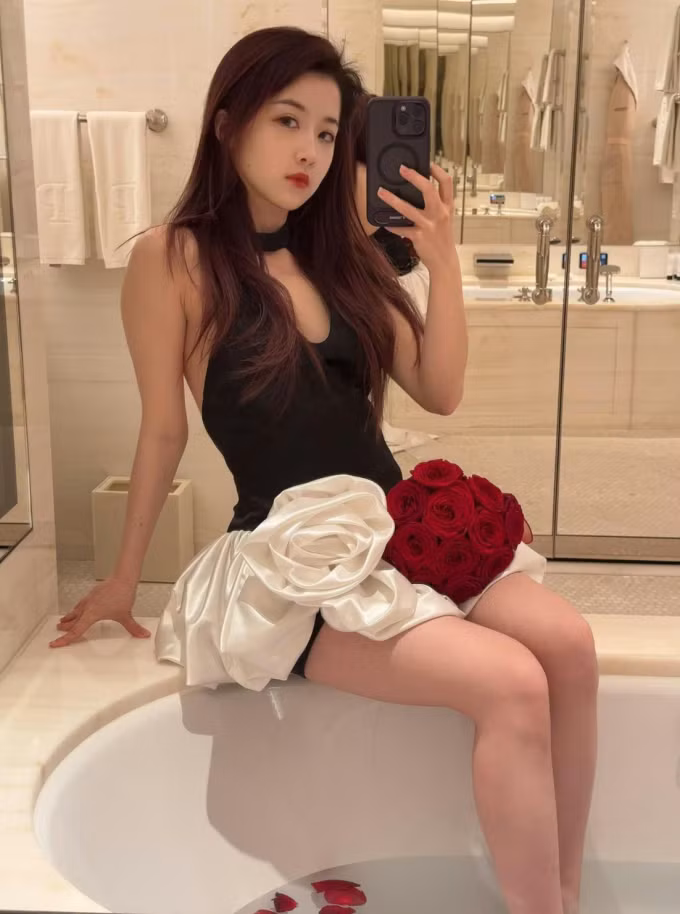 Bên cạnh thời gian nghiên cứu, Zhu cũng chia sẻ hình ảnh xinh đẹp của bản thân trên trang cá nhân với 1,7 triệu người theo dõi. Ảnh: Weibo