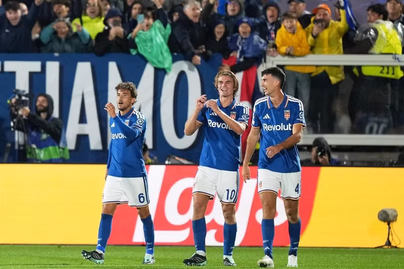 Nico Paz (giữa) ăn mừng sau khi ghi bàn thứ ba cho Como trong trận gặp Man Utd ở vòng phân hạng Champions League tại Como, Italy, ngày 21/10/2026. Ảnh: AP