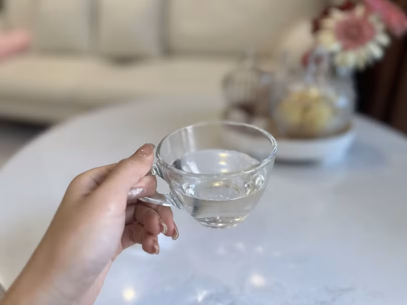 Uống đủ nước hỗ trợ hoạt động trao đổi chất và quá trình tiêu hóa trong cơ thể. Ảnh: Ngọc Phạm