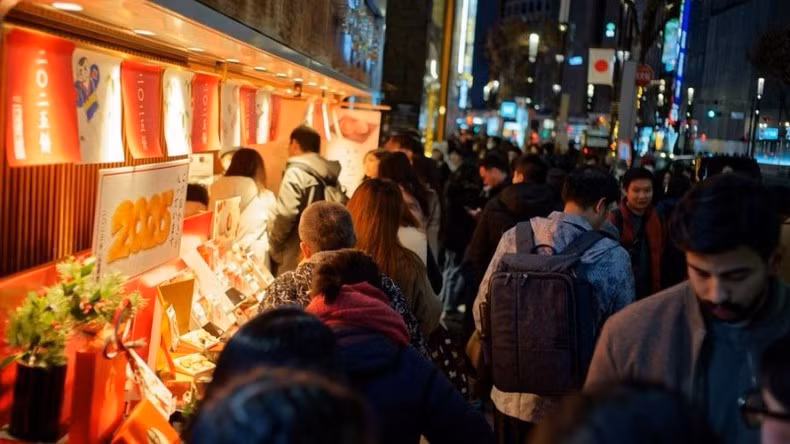 Xếp hàng mua đồ ăn nhẹ đón năm mới sắp tới tại Ginza, Tokyo, Nhật Bản.