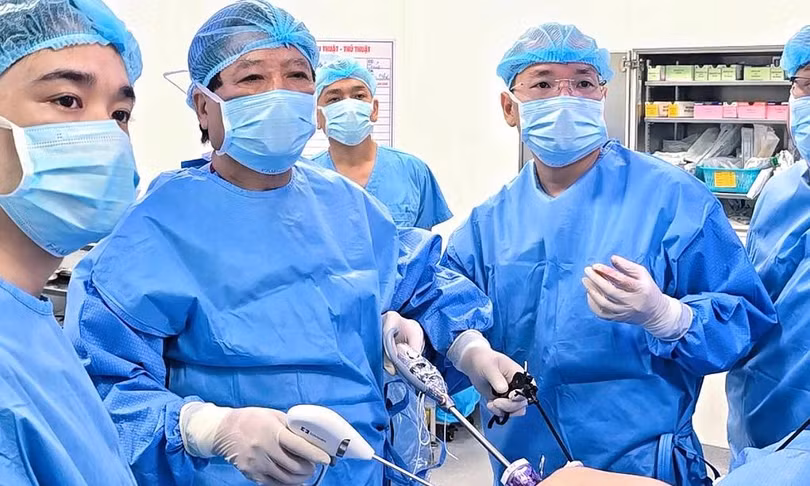 Bệnh viện Việt Đức phẫu thuật thu nhỏ dạ dày cho một bệnh nhân béo phì. Ảnh: Thái Ngọc