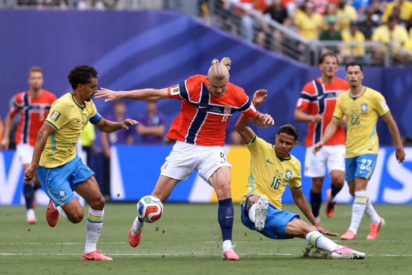 Tiền đạo Na Uy Erling Haaland (9) tranh chấp với cầu thủ Brazil Douglas Santos (16) trong trận Na Uy thắng Brazil 2-1 ở vòng 1/8 World Cup 2026 trên sân New York New Jersey ở Mỹ ngày 5/7/2026. Ảnh: AP