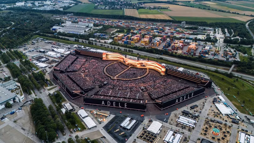 Toàn cảnh khu biểu diễn được xây dựng phục vụ chuỗi 10 concert của Adele tại Munich, Đức, tháng 8/2024. Ảnh: Deutschlandfunk.