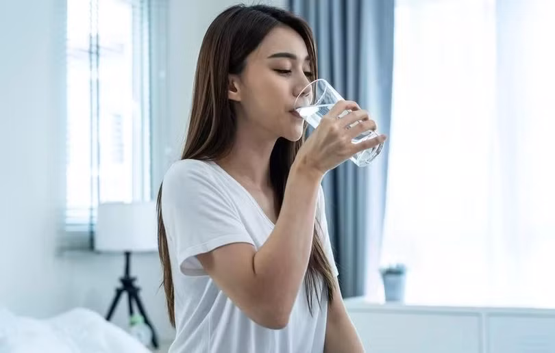 Uống một cốc nước ấm ngay khi thức dậy là cách khởi đầu ngày mới hiệu quả, cải thiện tiêu hóa, thúc đẩy giải độc cơ thể. Ảnh: Shutterstock.