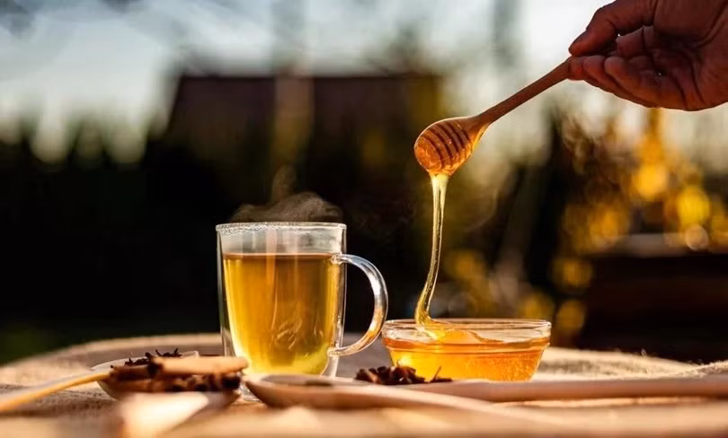 Có thể pha thêm mật ong, gừng, quế, chanh vào cốc nước ấm để tăng thêm hương vị. Ảnh: Telegrafi.