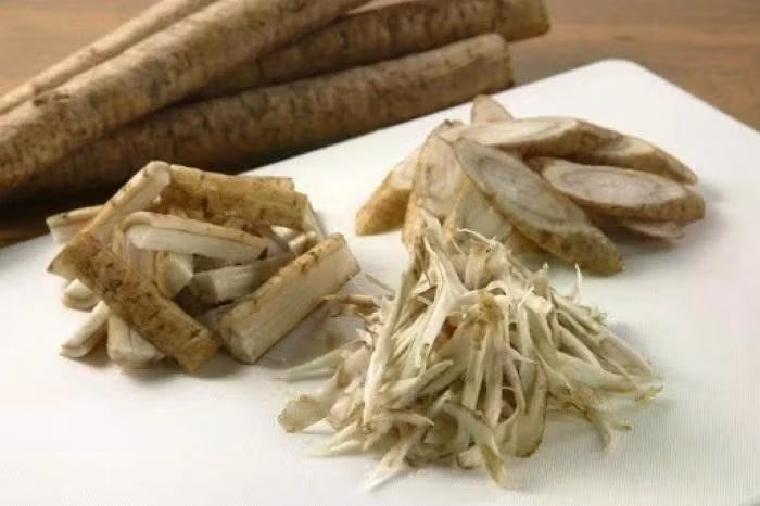 Rễ cây ngưu bàng không chỉ là một nguyên liệu quen thuộc trong ẩm thực dưỡng sinh mà còn là vị thuốc quý trong Đông y.