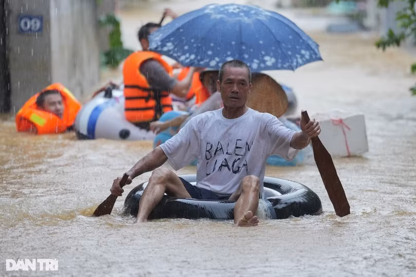 Người dân tại Thái Nguyên tự dùng phao tự chế bơi ra ngoài nhận lương thực được chính quyền địa phương hỗ trợ (Ảnh: Hữu Khoa).