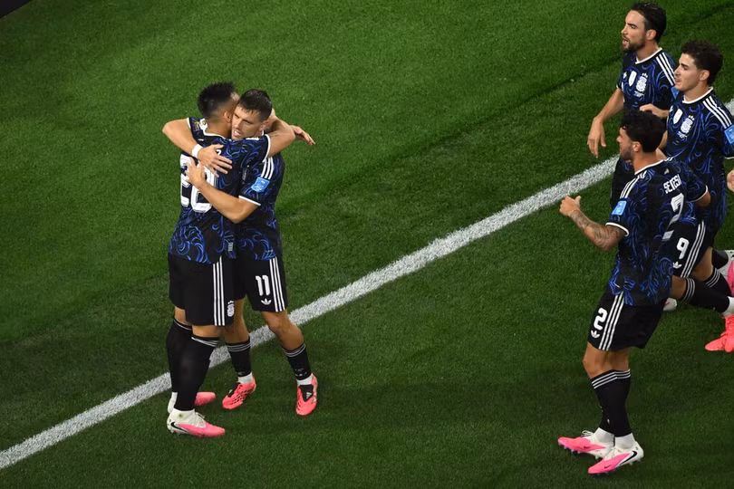 Lautaro Martinez (số 22) mừng bàn thắng thứ hai cùng Lo Celso (số 11) trong trận Argentina gặp Jordan ở bảng J World Cup, tại Arlington, Texas, gần Dallas, ngày 27/6/2026. Ảnh: AP