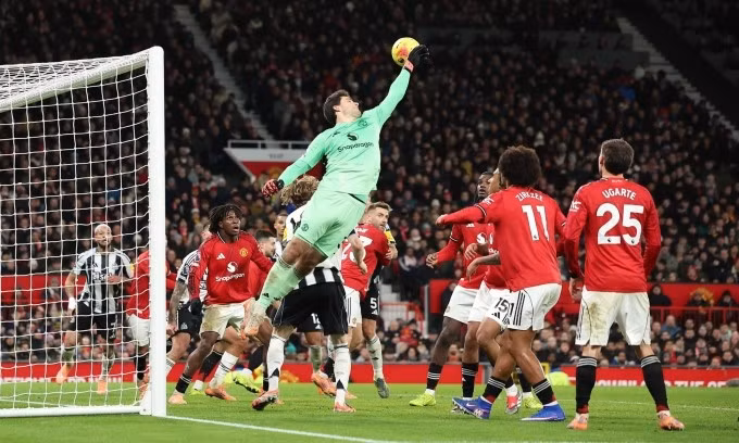Thủ môn Lammens trong tình huống đẩy bóng hụt từ quả phạt góc của Newcastle. Ảnh: EPA