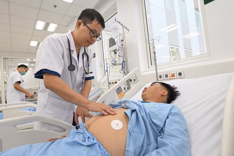Một bệnh nhân nằm điều trị tại bệnh viện sáng 26/6. Ảnh: Giang Huy