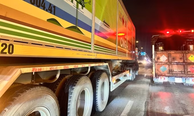 Xe container và xe tải trên tuyến đường QL51. Ảnh: Hồ Tân