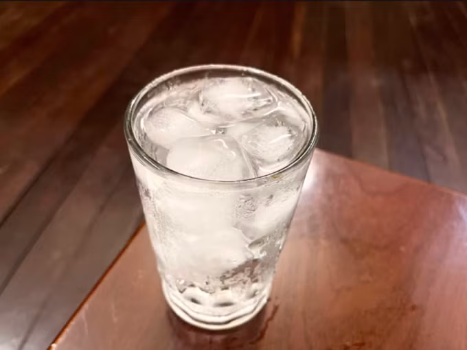 Uống đủ nước là một trong những thói quen đơn giản nhưng mang lại lợi ích to lớn cho sức khỏe. Ảnh: Ly Nguyễn