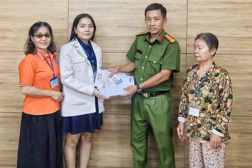 Bà Mùi (ngoài cùng bên phải) cùng Công an phường Hiệp Bình trao trả lại số vàng cho chị Vân (Ảnh: Công an cung cấp).