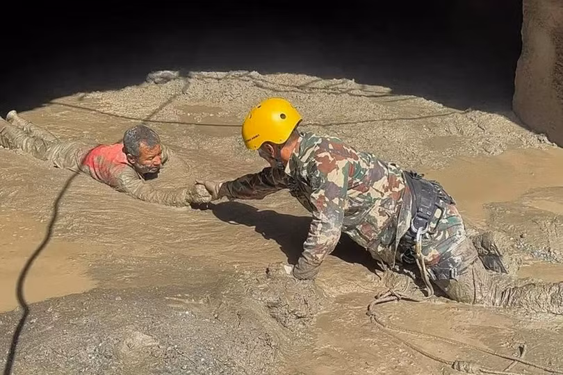 Binh sĩ quân đội Nepal giải cứu những người sống sót trong một đường hầm thủy điện vào ngày 28/8 sau trận lũ quét (Ảnh: EPA).