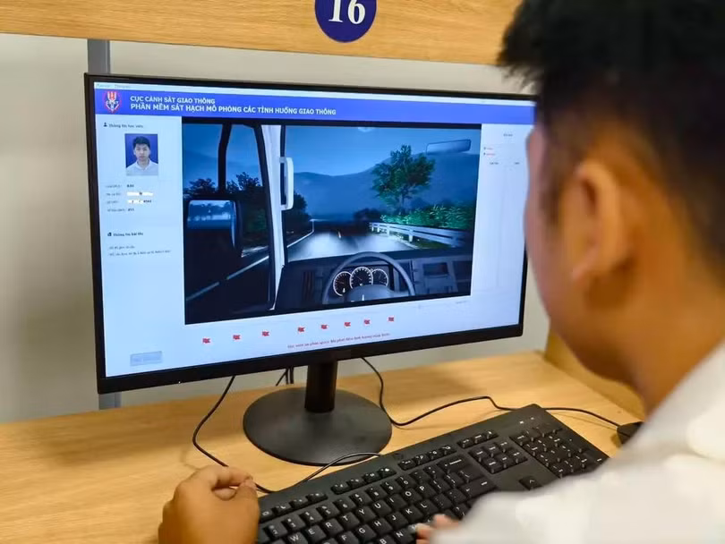 Thí sinh thi mô phỏng trong sát hạch lái xe tại Hà Nội hồi tháng 4/2026. Ảnh: Việt An