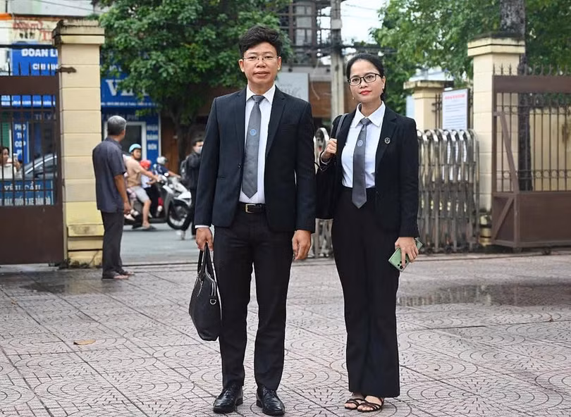 Luật sư Đỗ Ngọc Thanh (trái) và Đậu Thị Quyên bảo vệ quyền và lợi ích hợp pháp cho gia đình nạn nhân. Ảnh: Phạm Hải