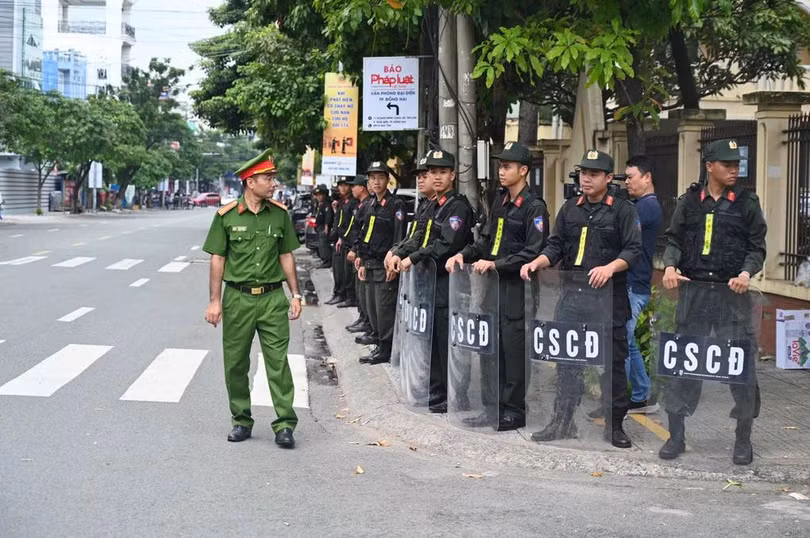 Các lực lượng cảnh sát giữ an ninh trật tự cho đến khi phiên tòa kết thúc. Ảnh: Phạm Hải