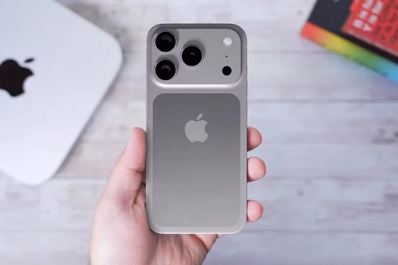 Mặt lưng của iPhone 17 Pro dựa trên tin đồn. Ảnh: MacRumors.