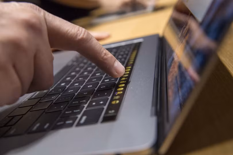 Touch Bar trên MacBook Pro 2016 đã thay thế các phím vật lý. Ảnh: Bloomberg.