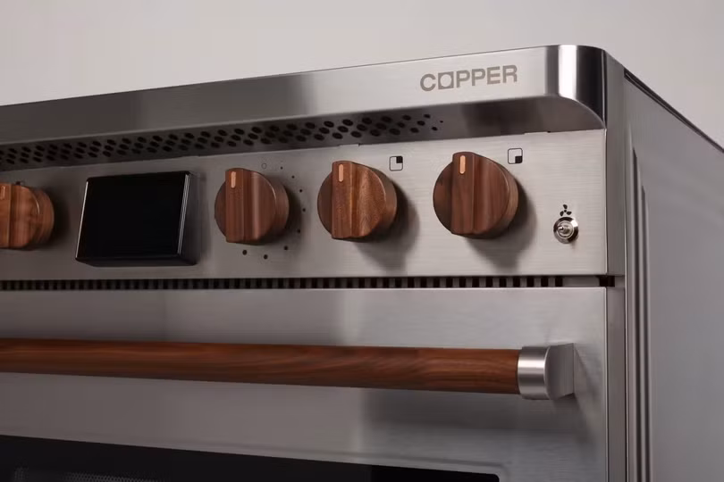 Bếp từ Copper có các nút bấm bằng gỗ óc chó, phía trên nên người nấu bếp có thể biết được mức nhiệt mà không cần nhìn. Ảnh: Copper.