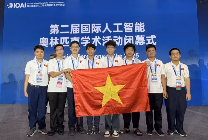 8 học sinh Việt Nam dự IOAI 2025. Ảnh: MOET