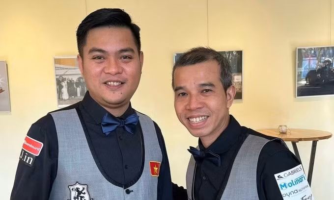 Thanh Tự (trái) và Quyết Chiến tại giải carom 3 băng đồng đội thế giới ở Viersen, Đức ngày 28/2/2026. Ảnh: Minh Điền