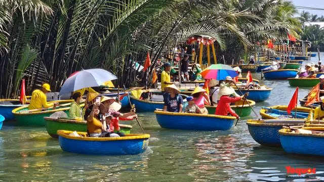Du khách thích thủ trải nghiệm thuyền thúng ở rừng dừa Cẩm Thanh - Hội An.