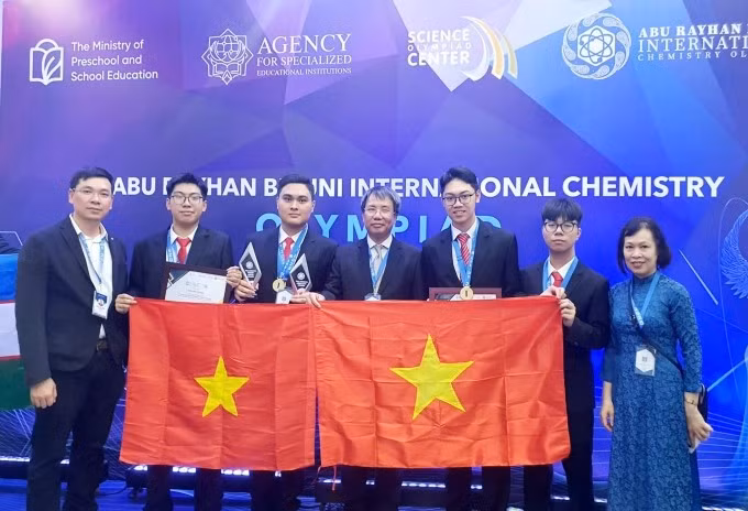 Đoàn học sinh Việt Nam tại Olympic Hóa học quốc tế Abu Rayhan-Biruni 2025. Ảnh: HUST