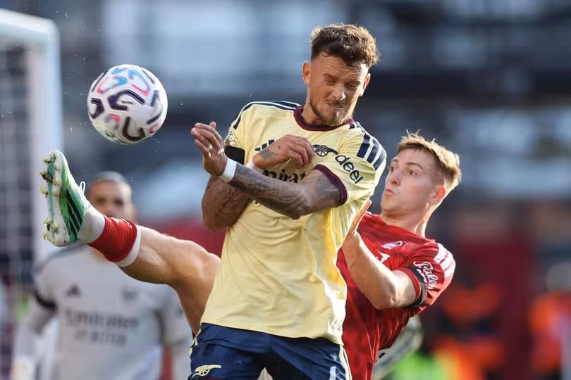 Ben White tranh chấp bóng với Liam Delap. Ảnh: AP