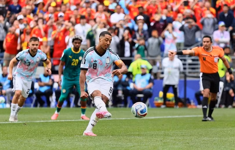 Youri Tielemans ghi bàn từ chấm phạt đền, nâng tỷ số lên 3-0 cho tuyển Bỉ trong trận thắng Senegal ở vòng 1/16 World Cup 2026 trên sân Seattle, bang Washington (Mỹ), ngày 1/7/2026. Ảnh: Reuters