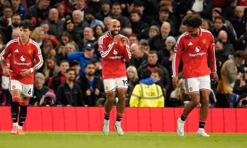 Bryan Mbeumo ăn mừng sau khi ghi bàn mở tỷ số cho Man Utd trong trận gặp Tottenham ở Ngoại hạng Anh tại Old Trafford, Manchester, Anh, ngày 10/10/2026. Ảnh: AP