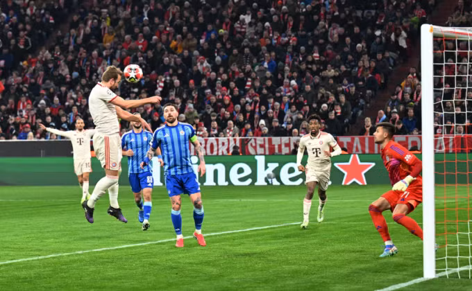 Harry Kane đánh đầu ghi bàn thứ hai trong trận Bayern thắng Slovan Bratislava 3-1 tại Allianz Arena, Munich, Đức. Ảnh: Reuters